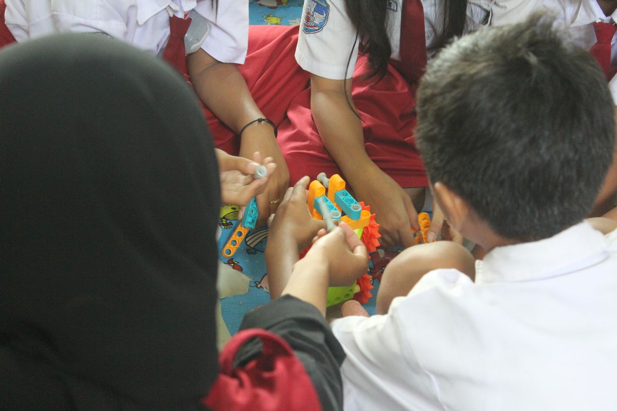 Mahasiswa KKN UGM Kenalkan Robotika kepada Siswa SD Gulangpongge 1 dan 2 melalui Inovasi Robot Pengangkut Hasil Panen